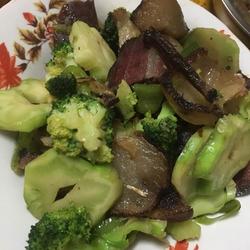 腊肉炒西兰花的做法[图]