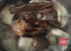 腊肉炒西兰花的做法图解1