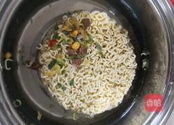 蛋裹炒泡面的做法图解1