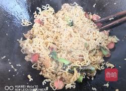 蛋裹炒泡面的做法图解3