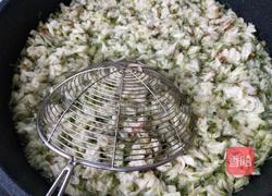 槐花饺子的做法图解3