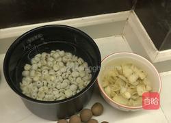 莲子百合桂圆羹的做法图解1