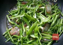 野芹菜炒腊肉的做法图解10