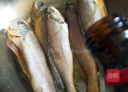 煎黄花鱼的做法图解2