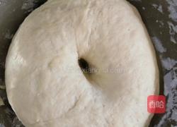 火腿虾仁披萨的做法图解2