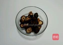 珍珠菇烧五花肉的做法图解1