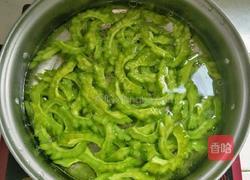 苦瓜炒鸡蛋的做法图解2