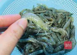 Illustration of how to make fresh shrimps and braised zucchini 1