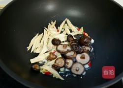 珍珠菇烩芹菜腐竹的做法图解5