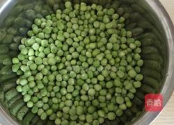 豌豆炒肉丁的做法图解1