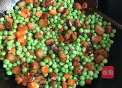 豌豆炒肉丁的做法图解5