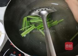 海鲜菇炒香芹的做法图解5