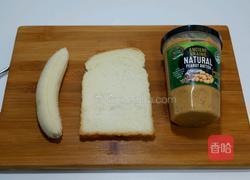 花生酱香蕉吐司卷的做法图解1