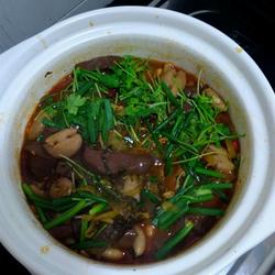 酸菜肥肠鸭血煲的做法[图]