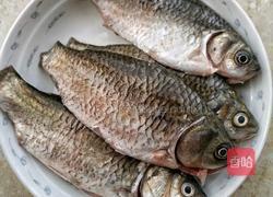 萝卜丝鲫鱼汤的做法图解1