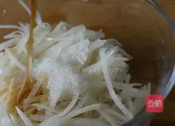 Illustration of how to mix shredded white radish 7
