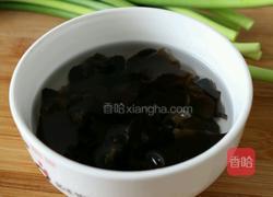 鸡蛋木耳炒蒜薹的做法图解2