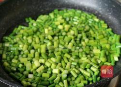 鸡蛋木耳炒蒜薹的做法图解5