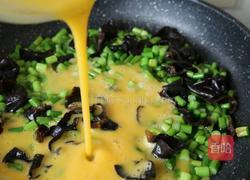 鸡蛋木耳炒蒜薹的做法图解7