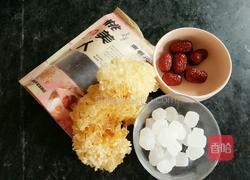 桃胶炖银耳的做法图解1
