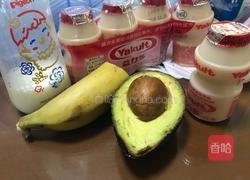 香蕉牛油果奶昔的做法图解1