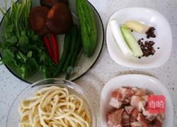 (香菇肉卤)炸酱面 的做法图解1