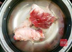 白萝卜炖大骨的做法图解1