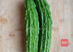 苦瓜炒腊肉的做法图解1
