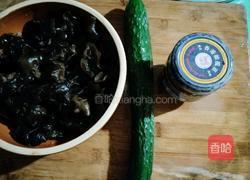 黄瓜炒木耳的做法图解2