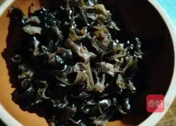 Illustration of how to make fried fungus with cucumber 3