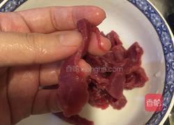 牛肉炒胡萝卜（芹菜、洋葱）的做法图解1