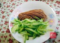 凉拌荞麦面的做法图解1