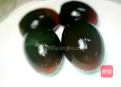 Illustration of how to cook cold preserved eggs in three minutes 1