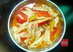 西红柿煮海鲜菇的做法图解1