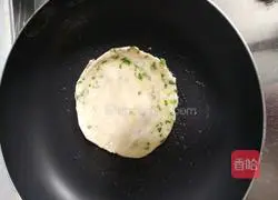 Illustration of how to make scallion pancake 9