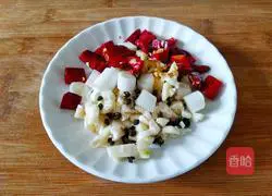 Illustration of how to make dry stir-fried bitter melon 8