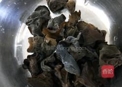 黄瓜丝拌木耳的做法图解1
