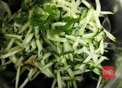 黄瓜丝拌木耳的做法图解3