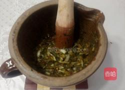 紫苏叶擂野蒜头的做法图解3