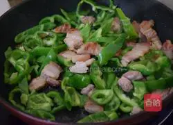 Illustration of how to make fried pork with green pepper 4