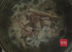 五指毛桃土茯苓猪腱汤的做法图解2