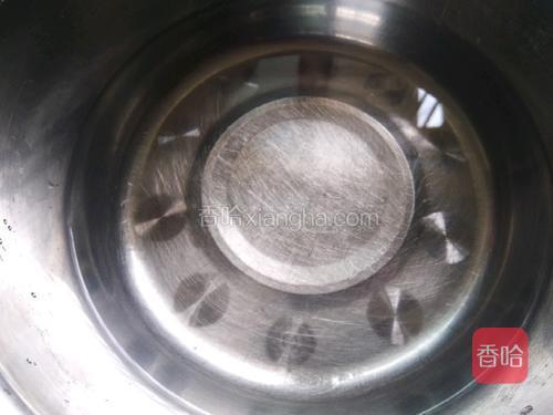 水称重放入锅中，小火加热煮制