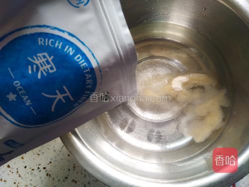 加入寒天粉搅拌均匀，继续煮制