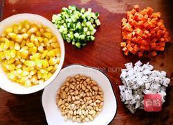 玉米炒松子的做法图解1