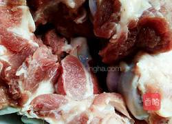 胡萝卜藕片筒子骨汤的做法图解1