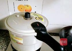 胡萝卜藕片筒子骨汤的做法图解6