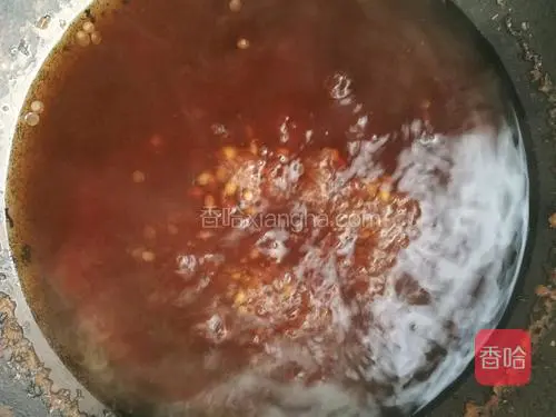 把扁豆，食用碱，水一起放到锅里烧开后，转中火约15至30分钟，至扁豆膨胀或微裂即可。