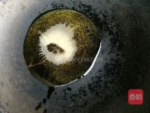 锅中加入约30克左右的胡麻油（又称亚麻籽油），强烈建议做面食用正宗的胡麻油，味道真的很香，吃过胡麻油的人都知道，富有营养且美味。油熟过之后小葱入锅炒成葱花，加调料出锅备用（忘了拍图）。