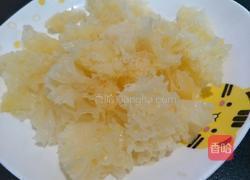 桃胶红枣银耳羹的做法图解2