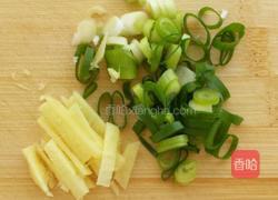 排骨肉炒蒜薹的做法图解2